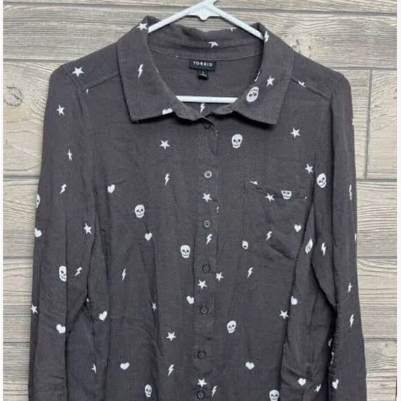 TORRID Lizzie Rayon Gray Heart Skull Star Print Long Sleeve Button Up Blouse - Picture 2 of 4